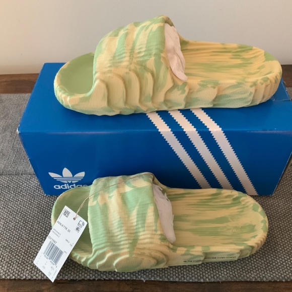 BRAND NEW NEVER WORN ADIDAS ADILETTE 22